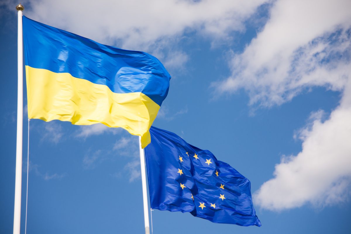 Flaggen der EU und der Ukraine