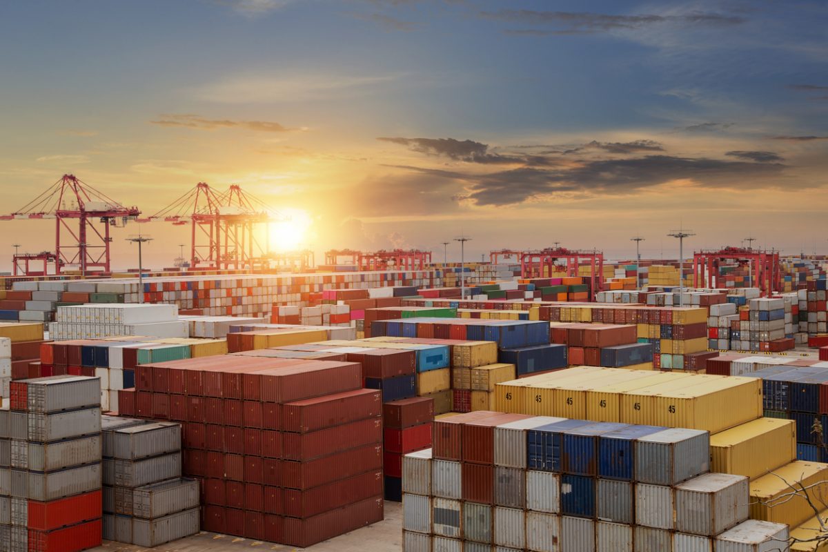 Hafen mit Containern Hafen mit Containern