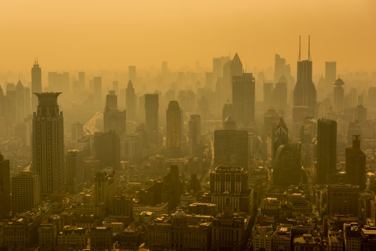 Skyline von Shanghai in Smog gehüllt