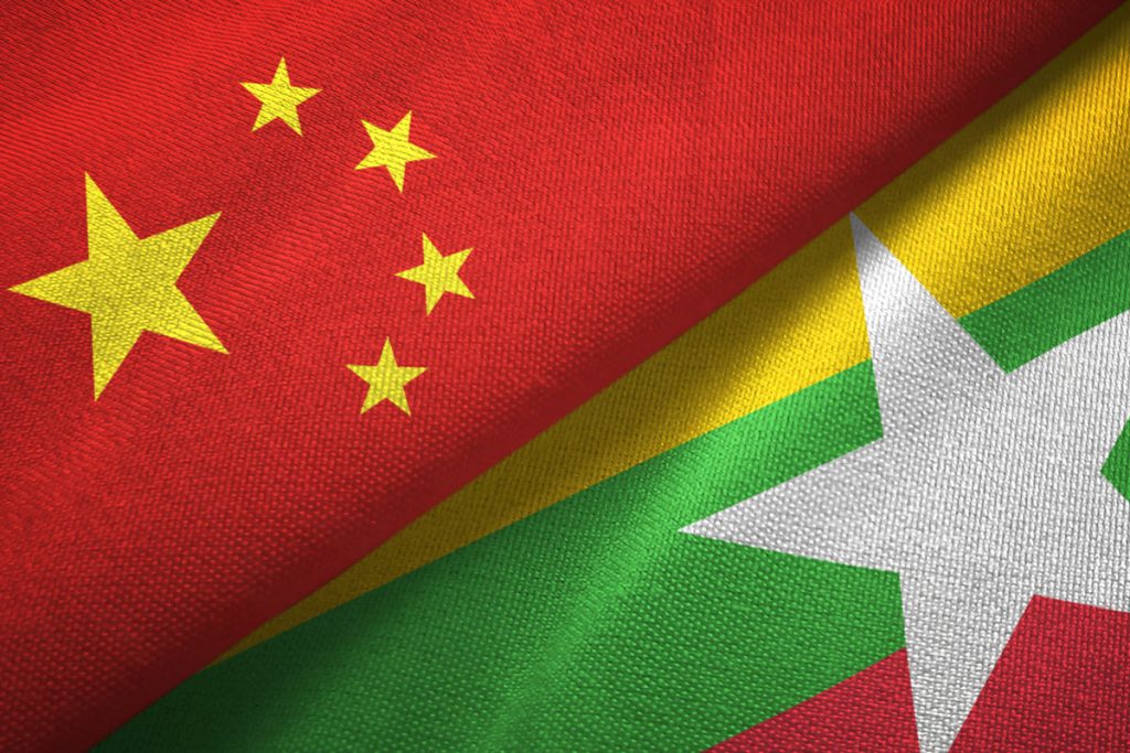 Flaggen von Myanmar und China