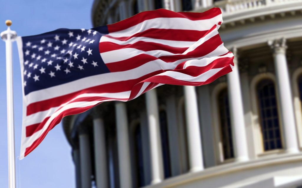 Die Flagge der Vereinigten Staaten von Amerika vor dem Capitol-Gebäude