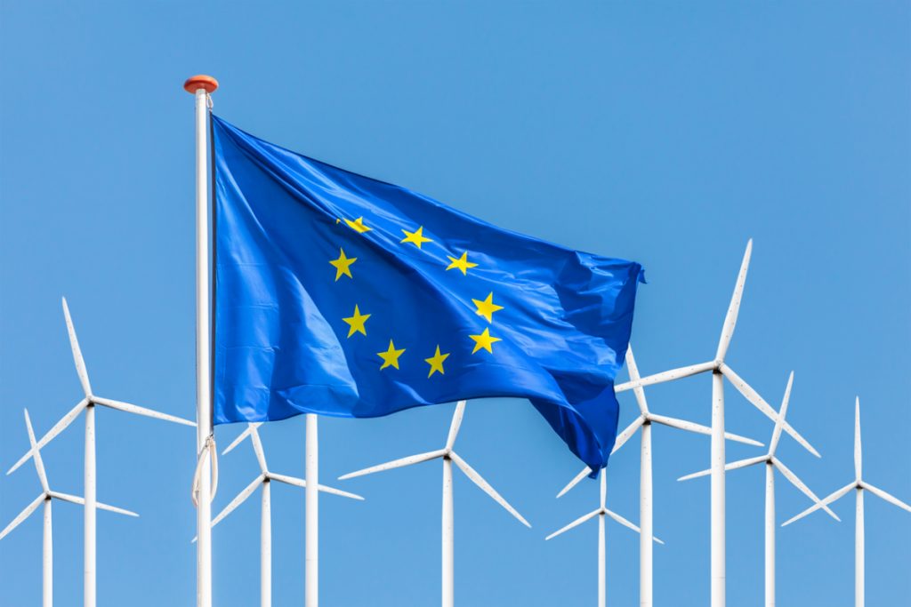 EU-Flagge vor Windrädern