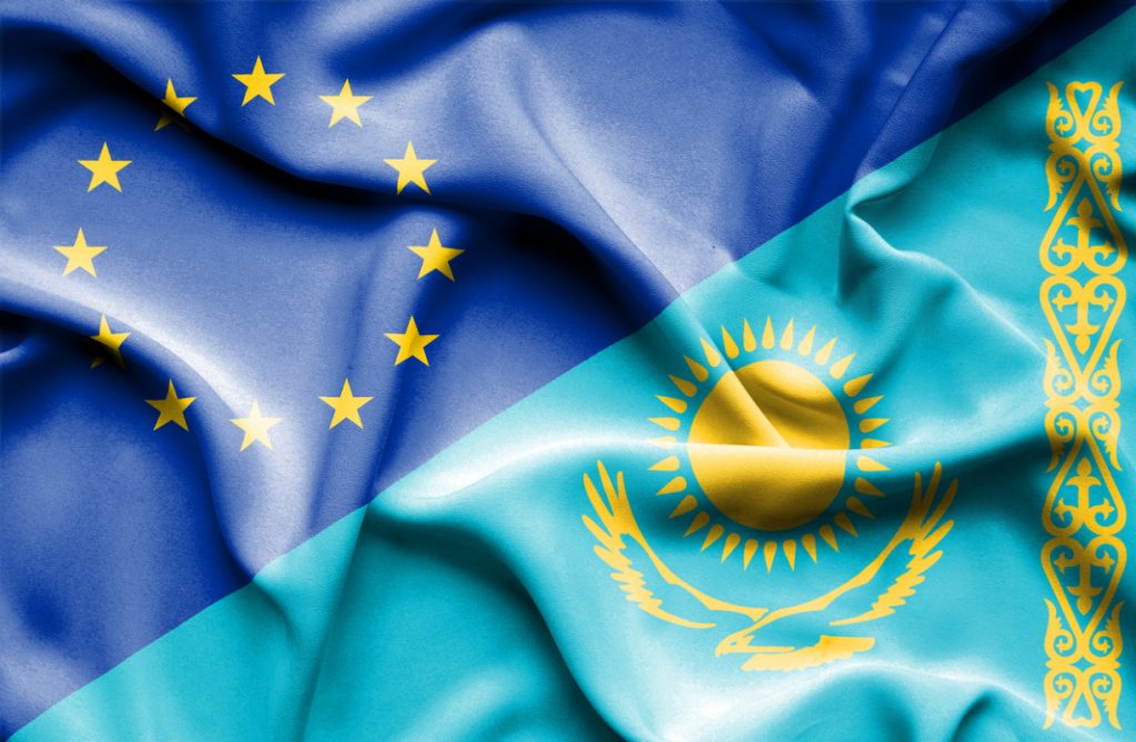 Flaggen von Kasachstan und der EU