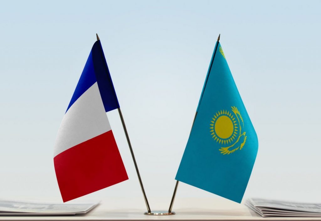 Flaggen von Frankreich und Kasachstan