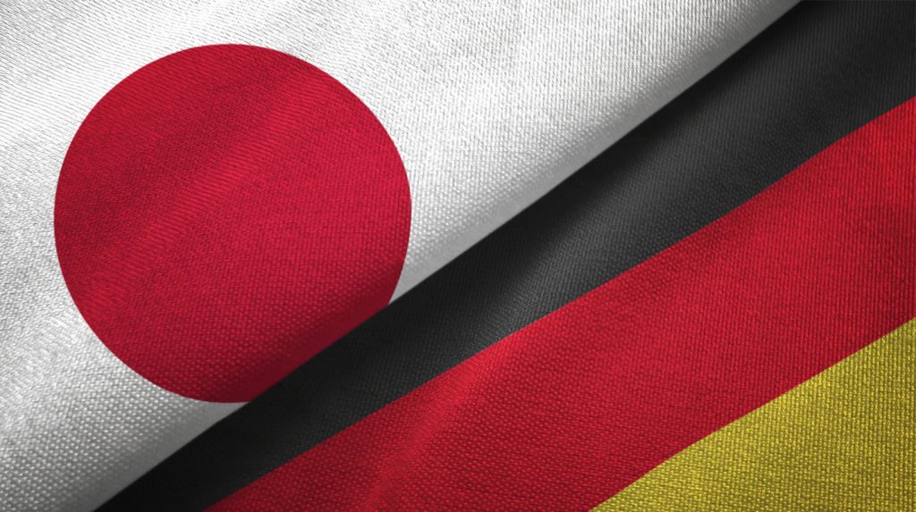 Japanische-und-deutsche-Flagge-aus-Textilien-uebereinander-japanische-deutsche-Zusammenarbeit