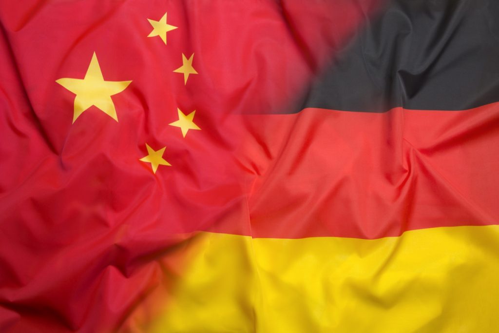 China-und-Deutschland-Flaggen-verschwimmen-ineinander