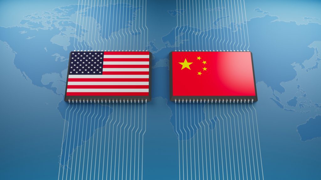 Flagge von USA und China auf einem Mikrochip