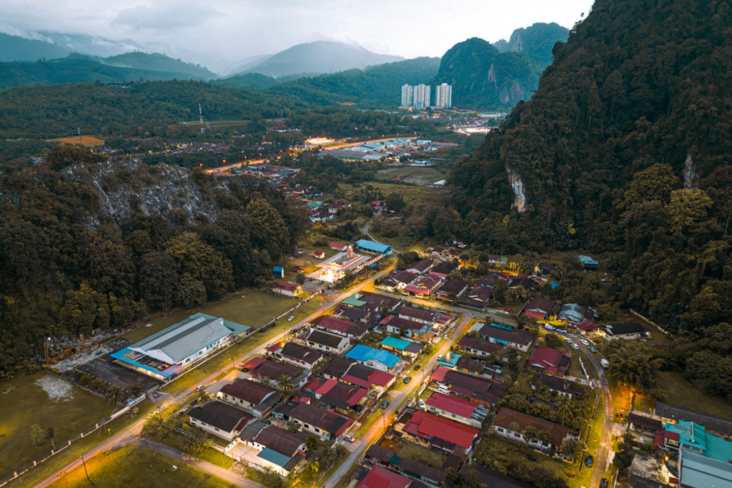 die Stadt Ipoh in Malaysia, umgeben von Bergen