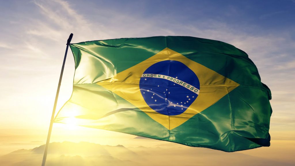 Brasilien Flagge im Sonnenuntergang