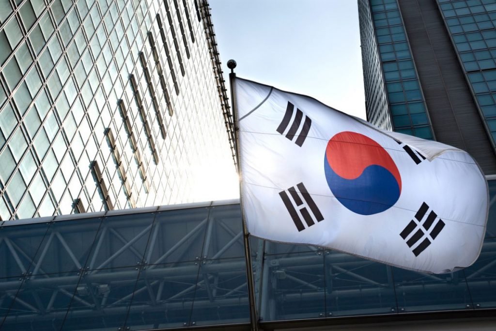 Korea-Flagge-vor-Wolkenkratzern